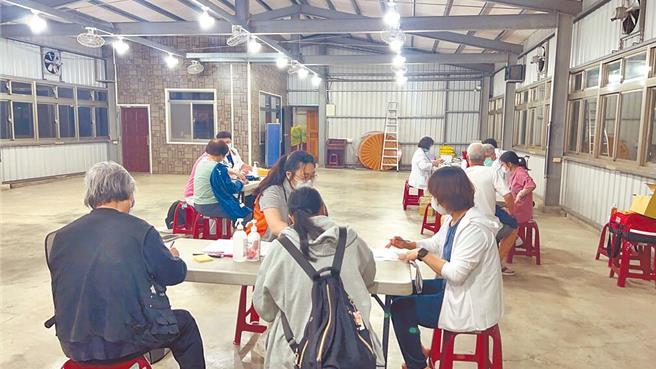 台北市士林區溪山里11日陸續有民眾上吐下瀉，台北市長蔣萬安表示，經檢驗當地水源結果大腸桿菌超標，目前正在釐清原因，市府也於溪山里設立診療站讓里民就近就醫。（台北市政府提供）