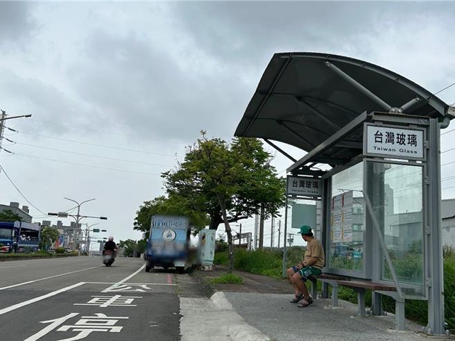 市议员林盈彻指出，有香山民眾向他反应，苗栗客运2条延中华路行驶行经中隘、内湖的5801、5807公车，从本月初开始减班，等公车都要超过1小时以上。（林盈彻提供／王惠慧新竹传真）