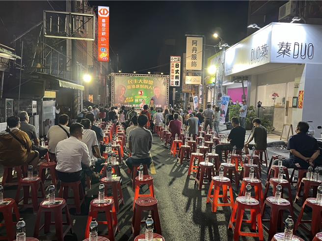 民進黨徵召的虎尾鎮長候選人林明正12日晚間舉辦民主音樂會，台下只有前排坐滿，空板凳不少。（周麗蘭攝）