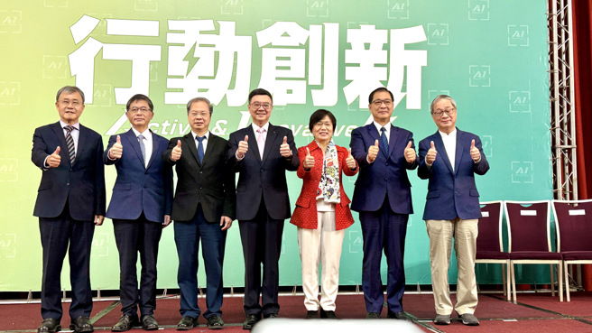 在12日举行的新内阁人事发布会中，准教育部长郑英耀（左起）、准交通部长李孟谚、准行政院秘书长龚明鑫、准阁揆卓荣泰、准内政部长刘世芳、准法务部长郑铭谦、准文化部长由李远（小野）一同合影。（姚志平摄）