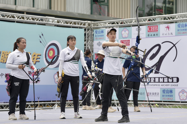 企业射箭联赛女子明星队与中华培训队在模拟赛互相切磋。（全国射箭协会提供）