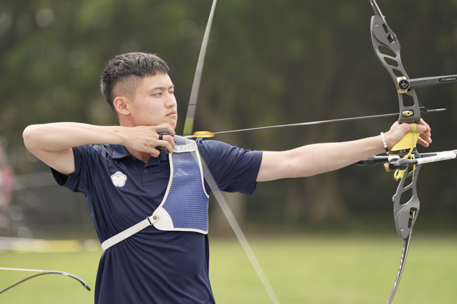 绰号「汤包」的射箭国手汤智钧，专注面对每一箭。（全国射箭协会提供）