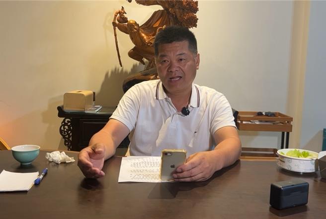 民进党在麦寮乡长补选中未提名、未徵召，前乡长许忠富12日晚间以脸书直播方式争取乡民支持，也强调自己是民进党籍。（周丽兰翻摄）