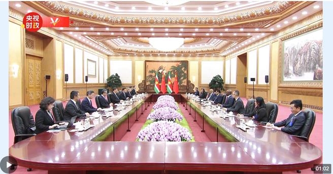苏利南总统见习近平强调恪守一中原则。（大陆央视）