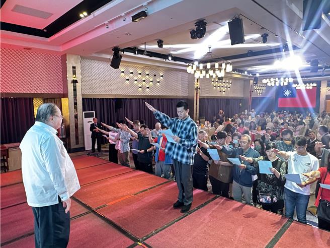 国民党新北市三重区党部12日办理主委交接，并为60位新党员举行入党仪式，由政大企管系三年级学生苏灿楷（中）代表宣读誓词，国民党前秘书长李乾龙（左）监誓。（张铠乙摄）