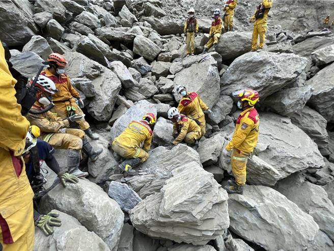花蓮強震，新北市游姓一家5口正巧行經砂卡礑步道而失聯。先後挖出5具遺體，移置花蓮市立殯儀館，DNA檢體送鑑驗出爐。 （花蓮縣消防局提供）