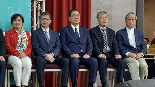 準閣揆卓榮泰12日舉行內閣人事發布會，新內閣成員包括內政部長劉世芳（左起）、交通部長李孟諺、法務部長鄭銘謙、教育部長鄭英耀、文化部長由李遠（小野）。（姚志平攝）