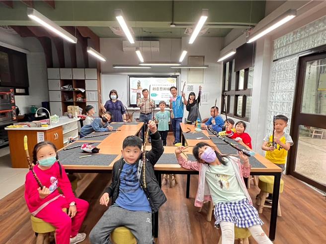 三芝区公所特别举办保生大帝文化创意工作坊，让参与者更深入了解当地文化，并展现他们的想像力。（三芝区公所提供／张铠乙新北传真）