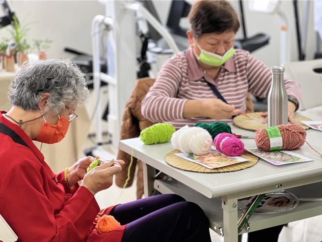 三芝区公所特别举办保生大帝文化创意工作坊，让参与者更深入了解当地文化，并展现他们的想像力。（三芝区公所提供／张铠乙新北传真）