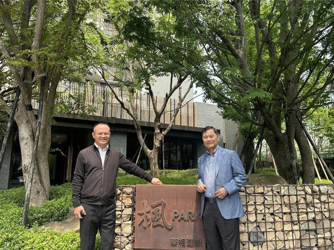 华相建设董事长王忠正（右）、总经理王世荣表示，枫树特区周边生活机能佳且交通便利，目前也是南屯难得一见的4字头！图／曾丽芳