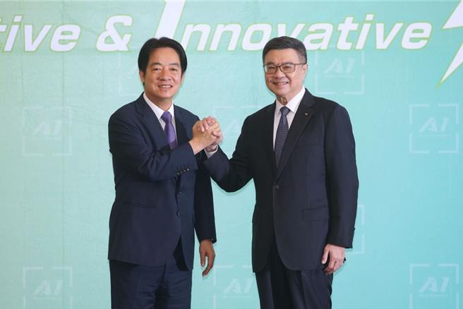 准总统赖清德（左）10日举行记者会发布首波内阁名单，由前民进党主席卓荣泰（右）担任行政院长。（资料照／杜宜谙摄） 