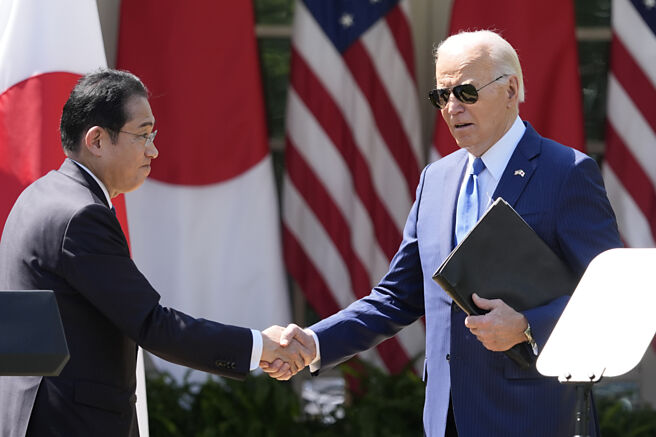 美国总统拜登与日本首相岸田文雄10日会面后发表联合领袖声明，宣布两国将成为「全球安全伙伴关系」。图／美联社