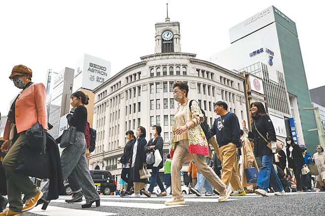 日本老年化的社會問題日益嚴重，勞動力人口不足，生產力、消費力難有效提升，拉扯日本的經濟反彈力道。圖／美聯社
