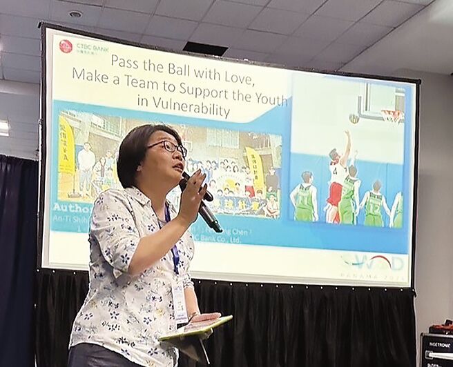「愛傳球」專案獨特性受國際組織認可，協助此專案的顧問─國立台北大學社會工作學系施侒玓助理教授日前於「2024年社會工作教育與社會發展世界聯合會議」與來自全球各地約80個國家、逾千位社工及學者專家分享專案成效。  圖／中國信託銀行提供