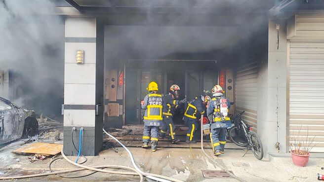 台中市大雅區11日發生住宅火警，消防隊員抵現場後，從起火房屋隔壁布水線搶救。（台中市消防局提供／陳淑娥台中傳真）