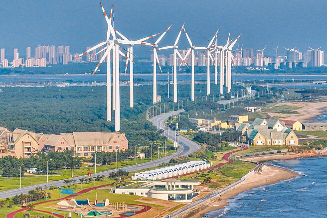 歐盟近日宣布，繼電動車之後，要對大陸的風力發電供應商發起反補貼調查。圖為大陸山東省榮成市港西鎮北部沿海一處風電場。（中新社）