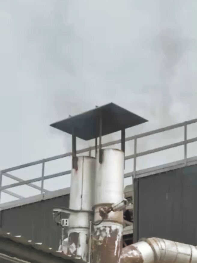 東海殯儀館（火化場）已汰換10座火化爐及4套空汙防制設備，台中市議員何文海11日關心為何設備仍冒出黑煙？民政局長吳世瑋表示，目前冒出黑煙的設備是2016年林佳龍市長時期汰換，現在年限將屆，預計今年11月汰換完成。（市議員何文海提供／潘虹恩台中傳真）