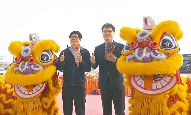 高雄市长陈其迈（左）、鸿华先进科技总经理李秉彦（右）11日出席鸿华先进桥科电动巴士厂动土典礼，两人在仪式中祝贺工程顺利。（林瑞益摄）