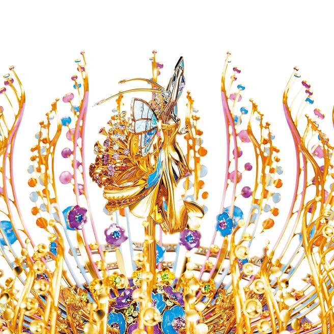 梵克雅寶非凡工藝臻品自動機械座鐘「Bouton d’Or」，花仙子在花叢飛舞，十分唯美。（Van Cleef & Arpels提供）