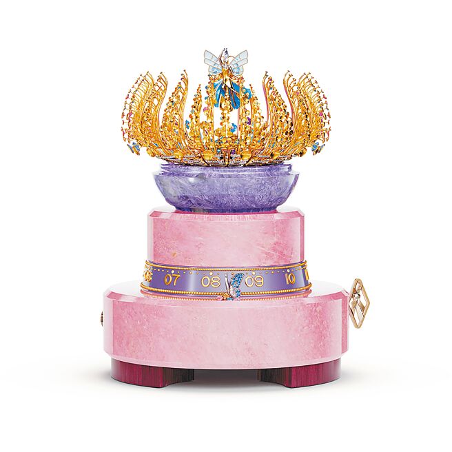 梵克雅寶非凡工藝臻品自動機械座鐘「Bouton d'Or」，花仙子在花叢飛舞，十分唯美。（Van Cleef & Arpels提供）