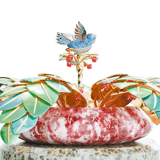 梵克雅寶非凡工藝臻品自動機械座鐘「Apparition des Baies」，當花朵綻放時花中鳥兒會振翅飛舞。（Van Cleef & Arpels提供）
