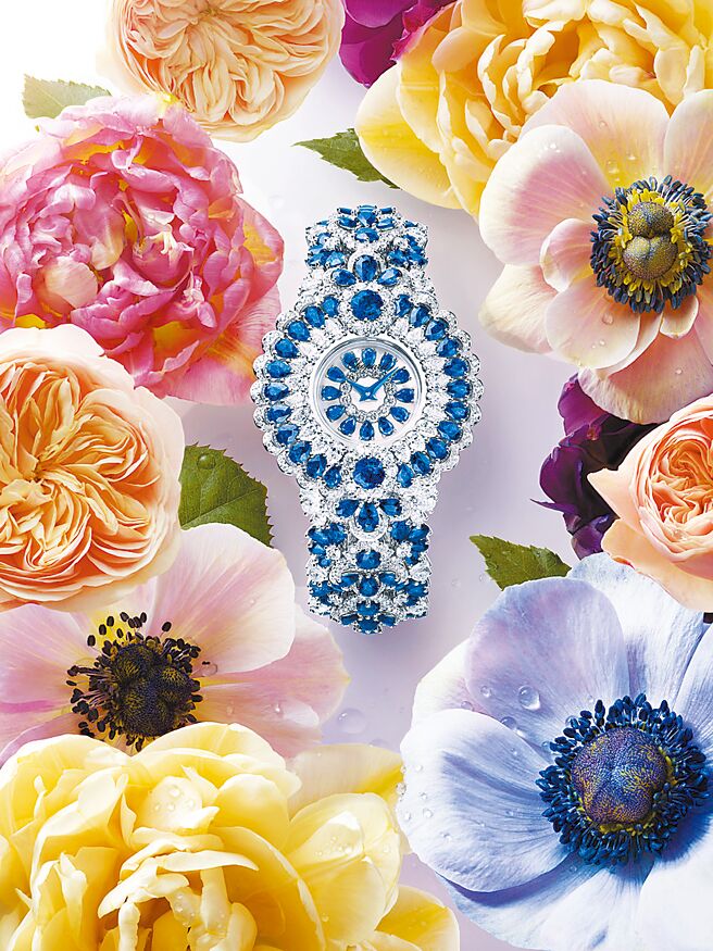 蕭邦Haute Joaillerie系列珠寶表，以藍寶石與鑽石勾勒花朵之美。（CHOPARD提供）