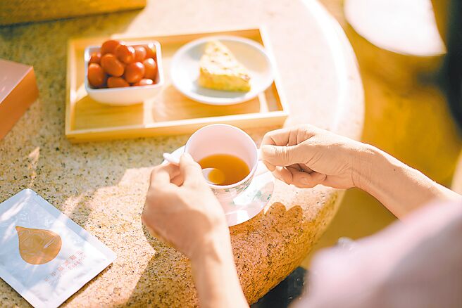 新東陽「寵愛媽咪 感謝有您」檔期規畫多樣母親節送禮商品，即起至5月12日開跑，其中「新東陽滴雞金」（見圖）標榜嚴選100天台灣黑羽土雞原隻鮮雞，以10小時高壓高溫蒸煮提煉精華，替媽咪補充體力；另新東陽會員在食品館門市或百貨專櫃單筆消費滿499元，可參加按摩筋膜槍的抽獎活動。（新東陽提供）