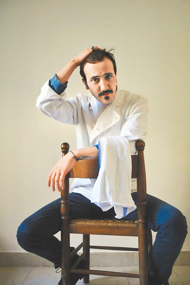 今年的米蘭設計周也展示食物設計，並進行6場現場展演。圖為主廚和作家Tommaso Melilli，他也將在其中示範演出。（©Greta Plaintano）