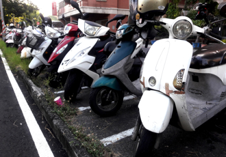 台灣路邊1奇景「大陸客看呆」 對岸網友驚：膽子好大