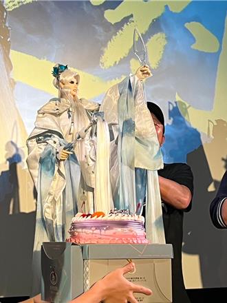 《金葉之約》！上百戲迷幫「素還真」切蛋糕慶生!