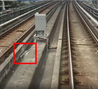 机捷列车撞2米长C型钢「爆闪光」 3500人延误！建商惨了