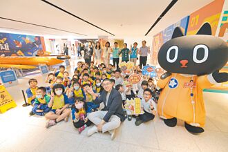 基隆 謝國樑開箱太空小英雄特展 當一日領航員