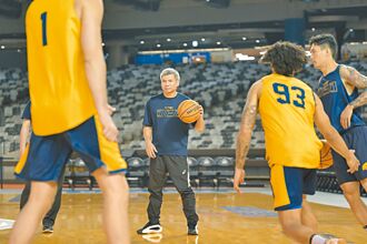 T1聯盟》大巨蛋籃球首戰 光哥下令特攻必勝