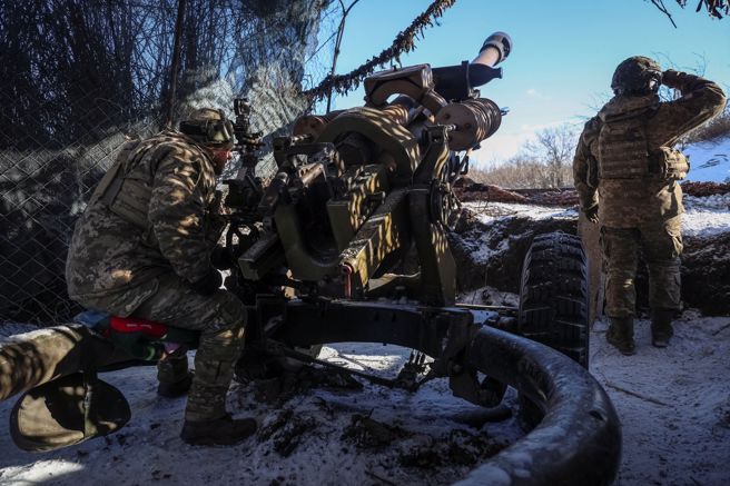 2024年1月12日，烏克蘭頓第79 旅的烏克蘭軍人在前線城鎮向俄羅斯軍隊發射 L119 榴彈砲。(路透社）