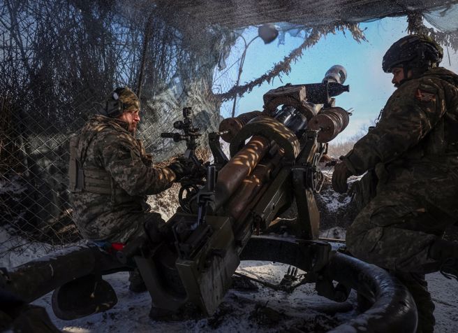 2024年1月12日，烏克蘭頓第79 旅的烏克蘭軍人在前線城鎮向俄羅斯軍隊發射 L119 榴彈砲。(路透社）