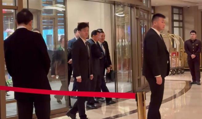 马英九10日晚间结束晚宴后，回到下榻的饭店。（图：中天新闻）