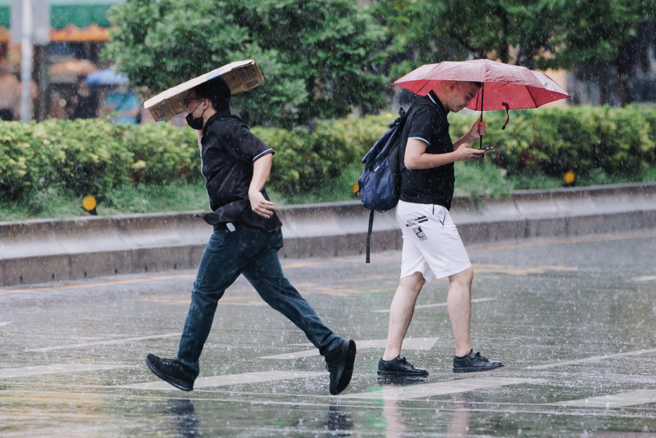 今天花东地区及金马有局部短暂阵雨甚至雷雨，午后北部、东北部及中南部山区也可能有雷阵雨。（本报资料照片）