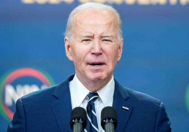 美国总统拜登12日在白宫发表谈话的神情。（路透）