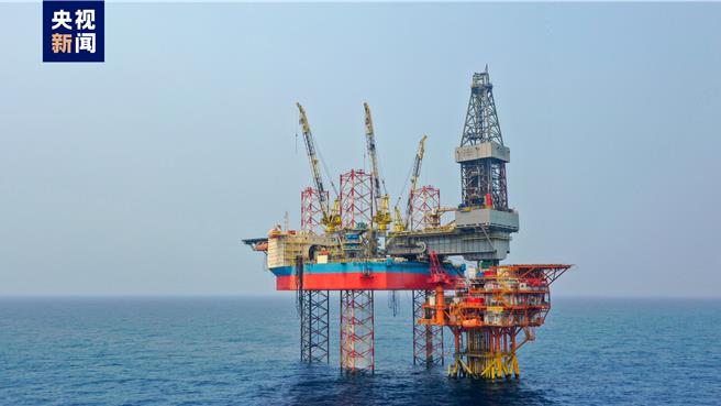大陆自主设计海上第一深井9508米正式投产。（大陆央视）