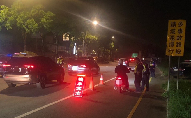 警方在龙源路与粗坑路口拦查，发现驾驶竟然是毒驾。（翻摄画面）