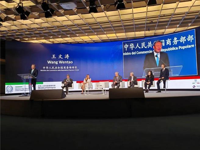 大陆商务部长王文涛12日在义大利维罗纳出席中国-义大利商业对话论坛。（大陆商务部）
