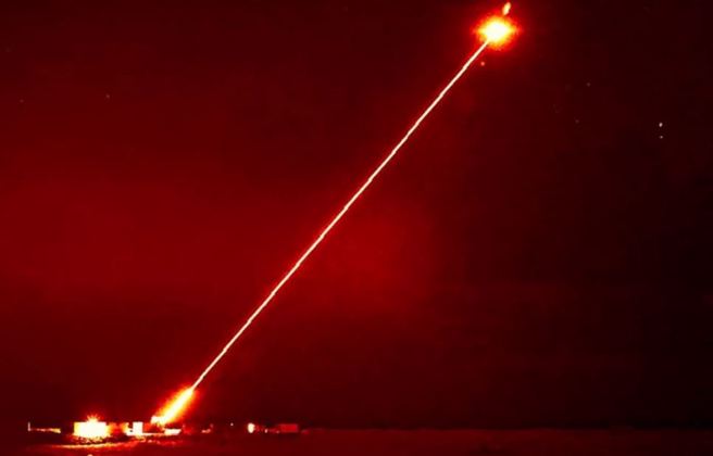 英国可望提供乌克兰「龙火」（Dragonfire）雷射武器原型在战场实测抗俄，图为「龙火」3月在苏格兰进行测试，打击空中目标的画面。（英国国防部）