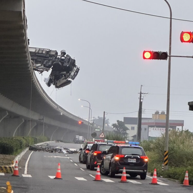 台61线高架路段13日凌晨发生惊悚车祸事故。（翻摄照片／蔡明亘桃园传真）
