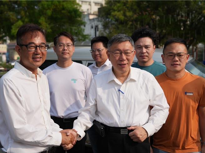 雲林縣麥寮鄉長補選，民眾黨主席柯文哲13日上午8點陪同林宜豊投票，表示輔選8天來很累，隨即搭車離開，並沒有對選情發表意見。（張朝欣攝）