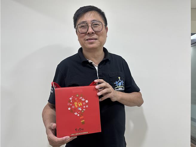 一般人光是照顧1位星兒就焦頭爛額，台東縣星願教育基金會董事長孫中光卻自願從2位星兒的爸爸化身全台東星兒之父。(蔡旻妤攝)