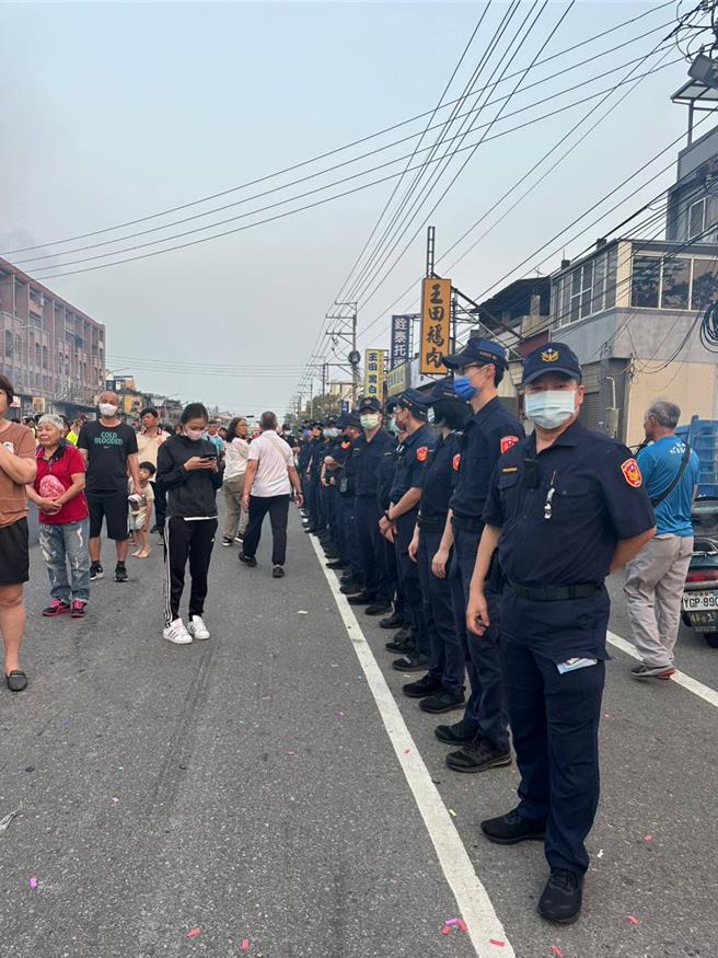  台中大甲镇澜宫妈祖遶境回銮，13日凌晨近4时进入台中市大肚区，警方排人龙防抢轿。（警方提供／潘虹恩台中传真）