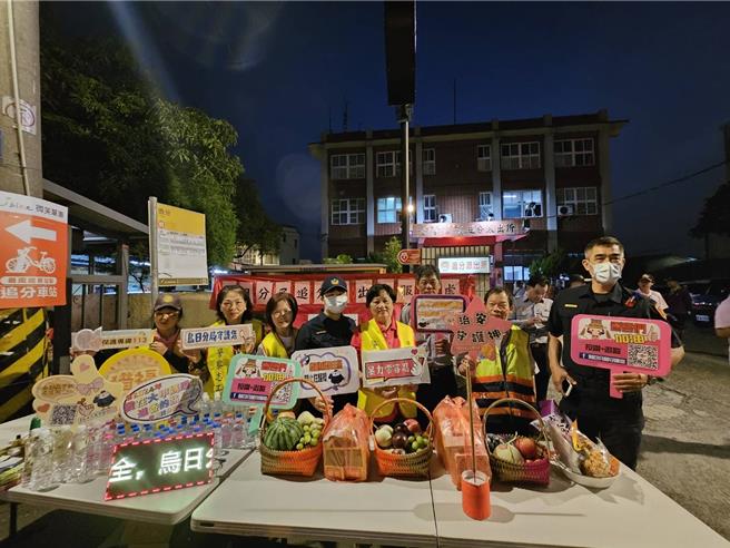  台中大甲镇澜宫妈祖遶境回銮，乌日警分局员警于大肚分驻所前设香案迎妈祖。（警方提供／潘虹恩台中传真）