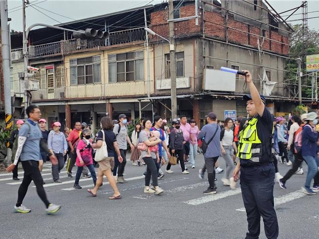  台中大甲镇澜宫妈祖遶境回銮，13日凌晨近4时自彰化进入台中市大肚区，警方出动354名民、警力防抢轿并维护交通顺畅与秩序。（警方提供／潘虹恩台中传真）