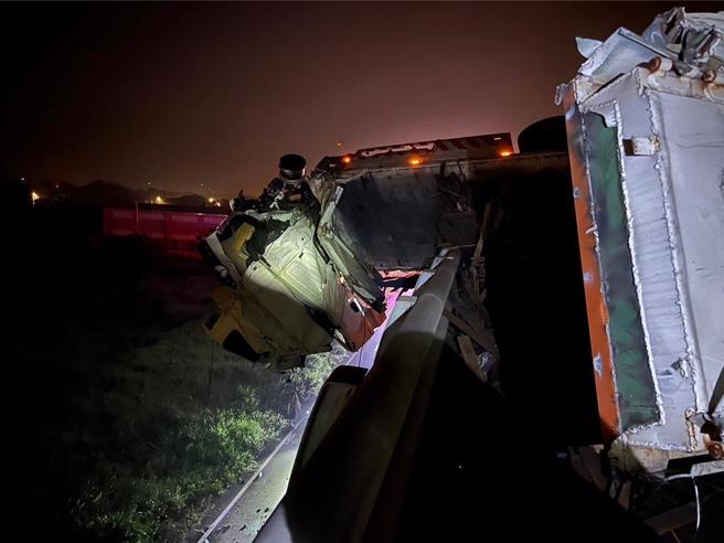 台61线快速道路桃园新屋段13日凌晨发生联结车追撞事故。（翻摄照片／蔡明亘桃园传真）