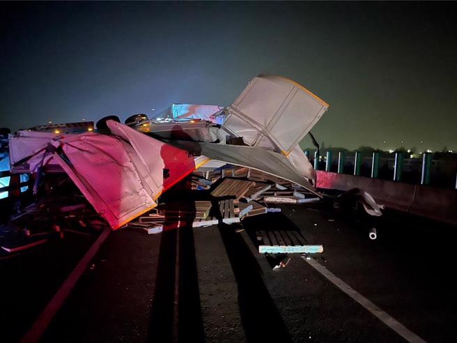 台61线快速道路桃园新屋段13日凌晨发生联结车追撞事故。（翻摄照片／蔡明亘桃园传真）